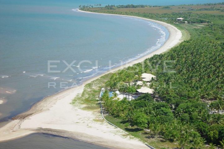 2-hectare beachfront estate with main house and stud farm, Santo André