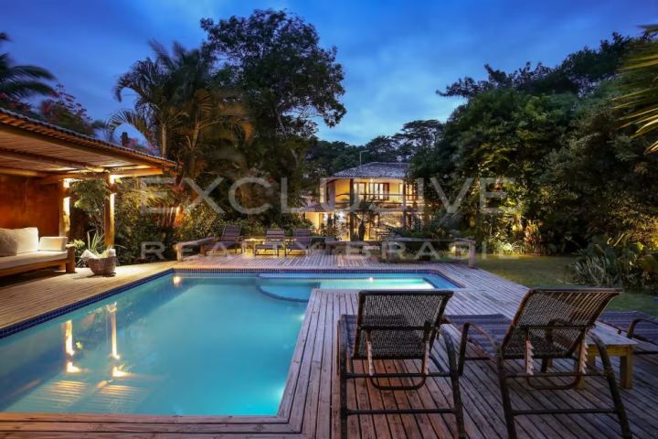 6-suite house in a walled tropical garden, João Vieira