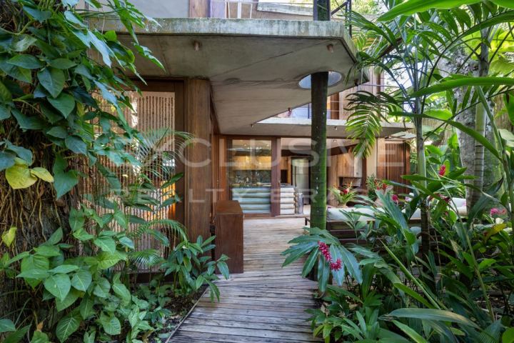 House by Triptyque at the entrance to the Quadrado, community of 9