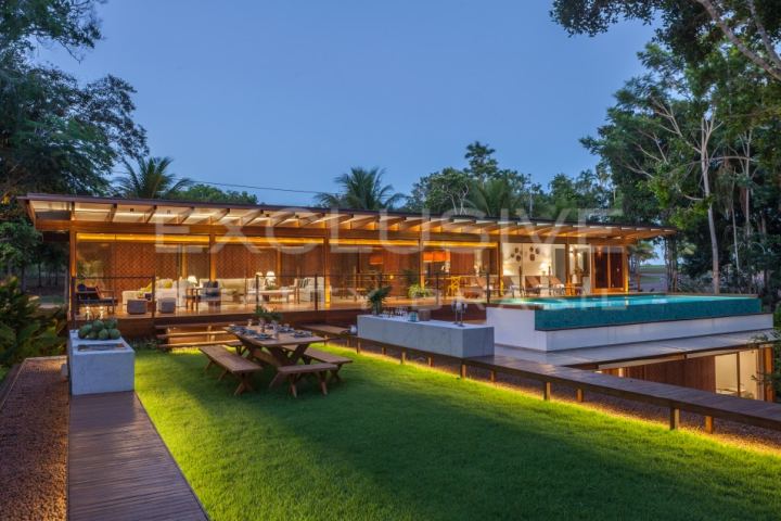 6-suite house with a treetop infinity pool, Altos de Trancoso