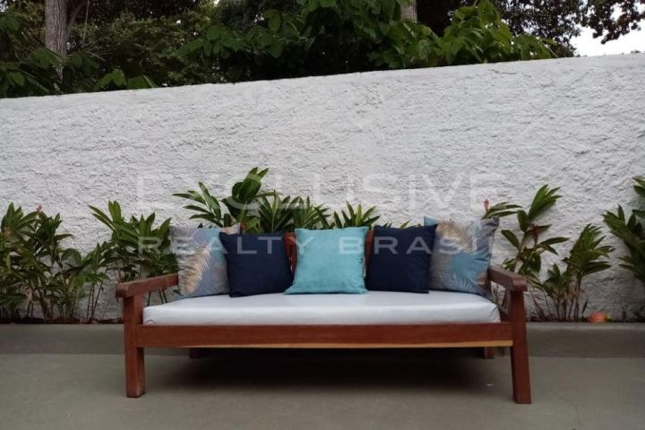 8-suite boutique inn near the Quadrado