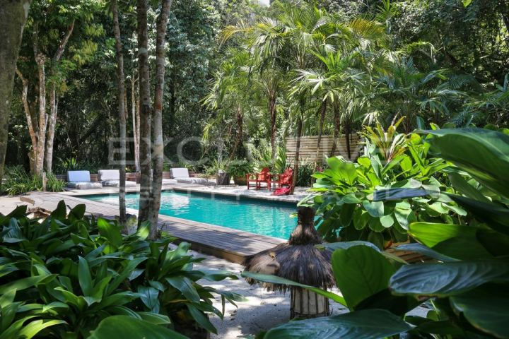 Beachfront estate with 11 bedrooms on Itapororoca beach