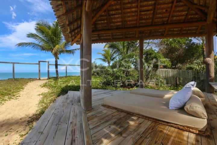 First-line beachfront house with 3 suites near Itapororoca