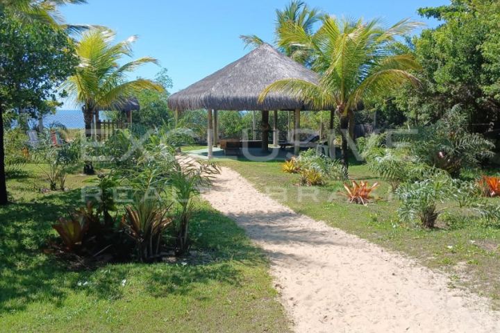 1.3-hectare beachfront property with 32 m of beach and a house, Santo André