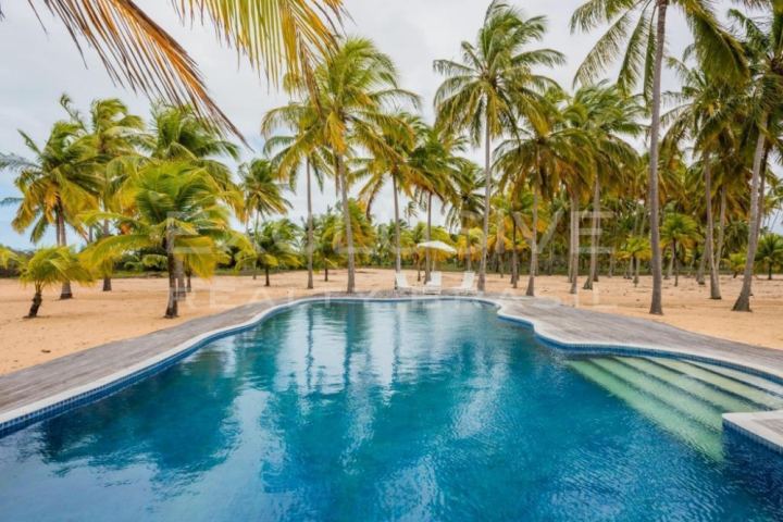65-hectare beachfront estate with a 6-suite house near Caravelas