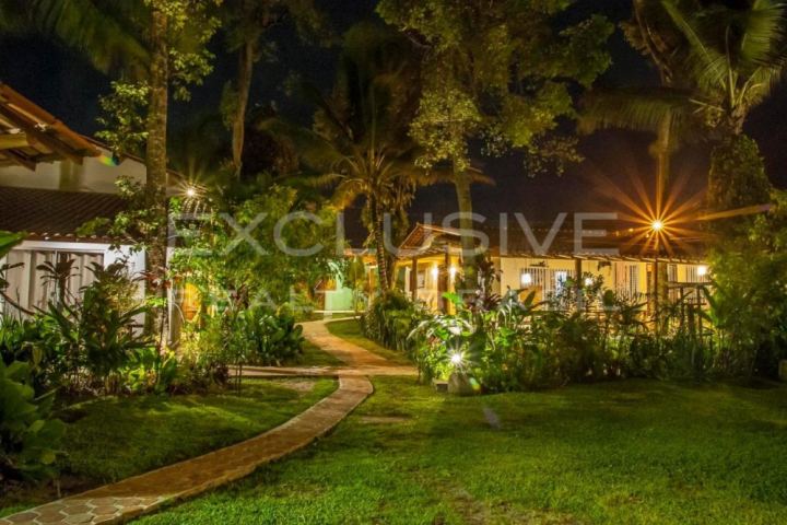 Guesthouse with 7 suites and 3 houses near Araçaípe beach