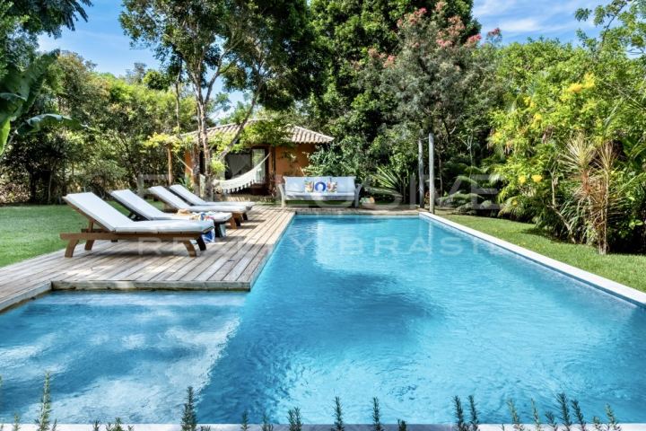 Villa nova com 4 quartos em terreno amplo no Altos do Segredo