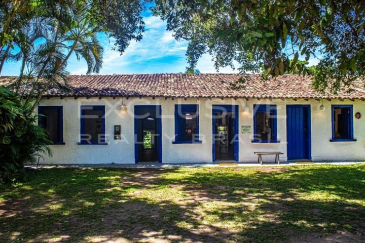 Casa tombada com 5 suítes no Quadrado