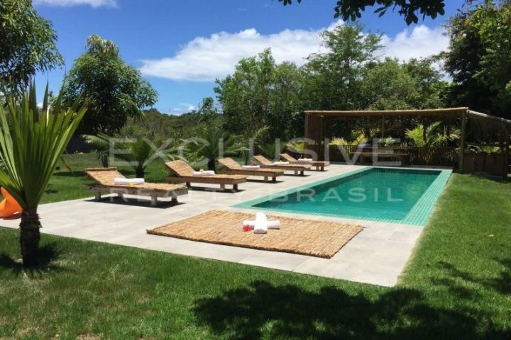 House with four guest chalets near the beach, Alto do Segredo