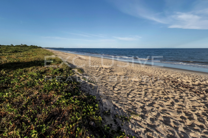 2-hectare beachfront land with 92 m of beach, Santo André